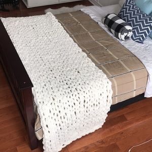 CHUNKY KNIT BLANKET/ BED SCARF